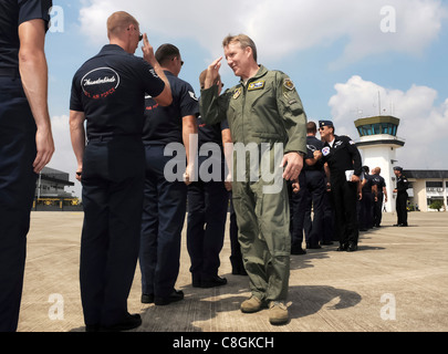 Le lieutenant-général Herbert J. Hawk Carlisle accueille l'équipe d'entretien des Thunderbirds avant son vol avec l'équipe lors d'un spectacle aérien le 2 octobre 2009 à Kuala Lumpur, en Malaisie. L'escadron de démonstration aérienne de la US Air Force, les Thunderbirds, a participé à l'exposition aérienne malaisienne. Le général Carlisle est le 13e commandant de la Force aérienne. Banque D'Images