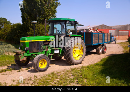 Tourner le tracteur par le Lincolnshire Wolds Banque D'Images