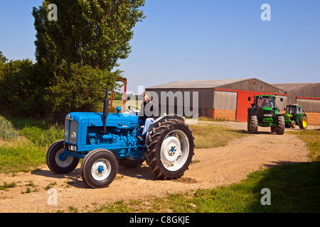 Tourner le tracteur par le Lincolnshire Wolds Banque D'Images