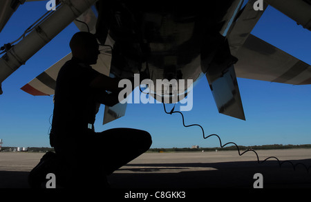 Un agent d'entretien des Thunderbirds de la Force aérienne effectue une pré-inspection sur un faucon de combat F-16 de Thunderbird avant un vol du 5 novembre 2010 à la base aérienne de Lackland, Texas. Contrairement à tout autre escadron de chasse de la Force aérienne, les pilotes Thunderbird ne font pas une inspection de ronde typique mais comptent sur leurs chefs d'équipage pour assumer cette responsabilité. L'équipe de démonstration aérienne était à l'AFB de Lackland pour se produire pendant l'AirFest 2010 Banque D'Images