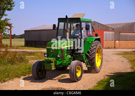 Tourner le tracteur par le Lincolnshire Wolds Banque D'Images