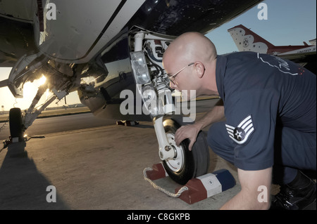 Sergent d'état-major Lance Murphy inspecte son avion pendant l'entretien post-vol à Kelly Air Field, Texas, le 7 novembre 2010. Le Sergent Murphy est un chef d'équipage Thunderbird. Banque D'Images