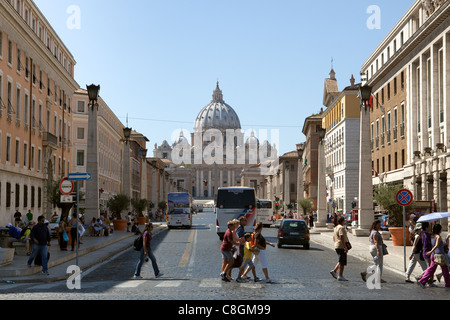 Jusqu'à la via della Conciliazione à la basilique St Pierre, le Vatican Rome Banque D'Images