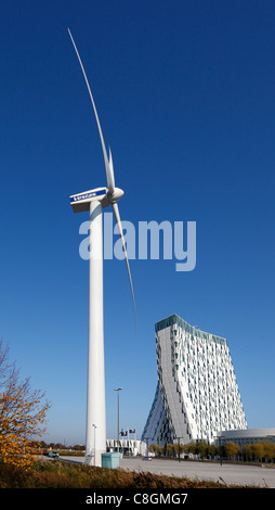 La grande éolienne Vestas et le spectaculaire Bella Sky Comwell Hotel au Centre Bella à Ørestaden, Copenhague, Danemark Banque D'Images