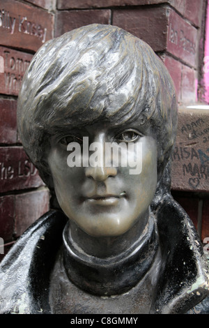 Close up of John Lennon statue à l'extérieur de la caverne, Pub, près de l'endroit où les Beatles pour la première fois, Liverpool, Angleterre. Banque D'Images