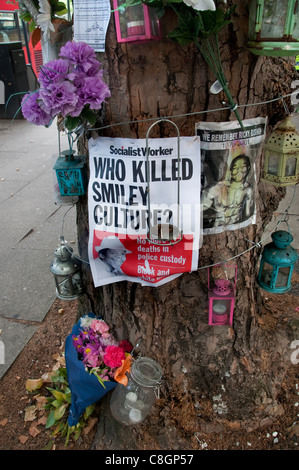 Poster et de culte à l'extérieur de la station de police de Brixton à propos de Smiley Culture un chanteur qui est mort en garde à vue Banque D'Images