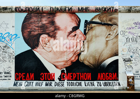 Kiss entre Brejnev et Honecker peinture sur mur de Berlin à l'East Side Gallery à Berlin, Germany, Europe Banque D'Images