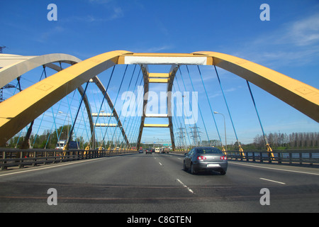 Pont à haubans de l'automobile Banque D'Images