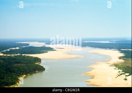 Rivière Araguaia, au Brésil. L'eau basse montrant le dépôt de sédiments sur les courbures de la sinueuse rivière. Banque D'Images