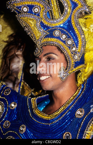 Rio de Janeiro, Brésil. Carnival ; une femme en coiffe très fleuri sur un flotteur dans la parade. Banque D'Images