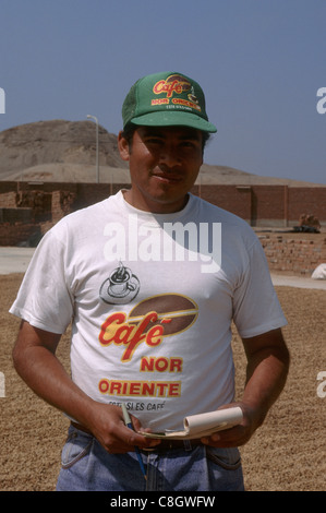 Chiclayo, Pérou. Travailleur, ni café Oriente, un partenaire du commerce équitable co-operative fournisseur de Cafe, café Direct séchant au soleil. Banque D'Images