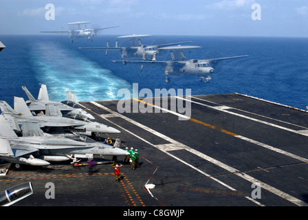MER D'ARABIE (10 avril 2007)- un Hawkeye E-2C affecté aux approches 112 de l'escadron d'alerte précoce aéroporté du transporteur (VAW) pour atterrir sur le pont de vol du porte-avions de la classe Nimitz USS John C. Stennis (CVN 74.) Stennis, en tant que membre du groupe de grève des transporteurs John C. Stennis, est en cours de déploiement régulier à l'appui des opérations de sécurité maritime (OSM). Banque D'Images