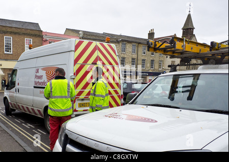 Deux électriciens préparer pour la réalisation de travaux de réparation à Bury St Edmunds, Royaume-Uni Banque D'Images