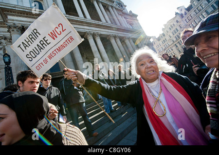 Nawal El Saadawi, un écrivain féministe de 80 ans et vétéran de la place Tahrir en Egypte, parle au camping d'Occupy London Banque D'Images