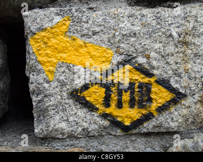 Marqueur de piste sur un mur de pierre, Tour du Mont Blanc. Courmayeur, Italie Banque D'Images