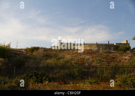 L'observatoire sonnerie à Landguard Point, Felixstowe, Suffolk se trouve dans de vieux canons de guerre Banque D'Images