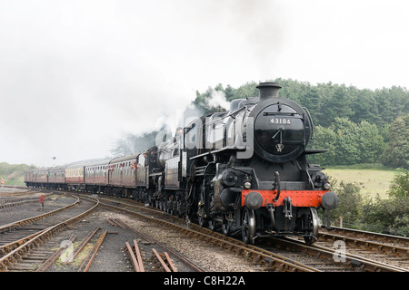 Locomotive à vapeur tirant un train de voyageurs sur le chemin North Norfolk Banque D'Images