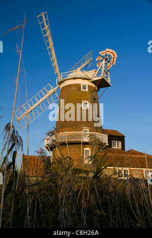 Moulin à Claj claj suivant la mer à Norfolk en photo contre un ciel bleu Banque D'Images