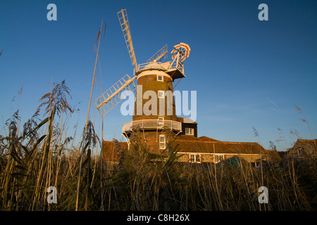 Moulin à Claj claj suivant la mer à Norfolk en photo contre un ciel bleu Banque D'Images