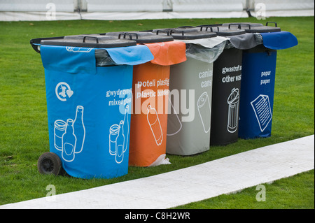 Les bacs de recyclage à côté de piétons à Brecon Jazz Festival 2011 Banque D'Images