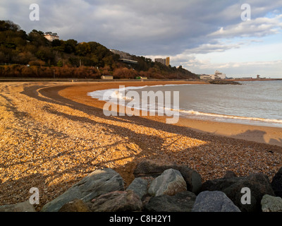 La plage de galets à Folkestone dans le Kent England UK à l'Est, vers la zone du port Banque D'Images