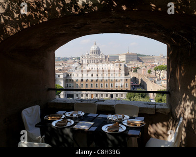 Vue de la Basilique St Pierre du restaurant à Castel Sant'Angelo Banque D'Images