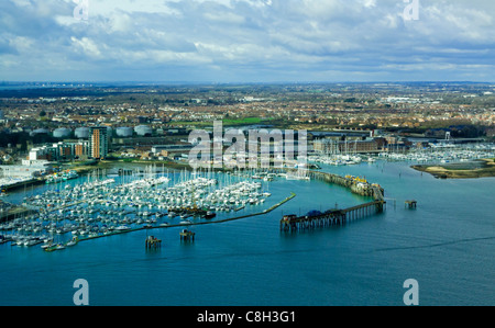 Vue sur le port de Portsmouth vers Gosport marina dans le Hampshire England UK à partir du haut de la tour Spinnaker 170 mètres de haut Banque D'Images