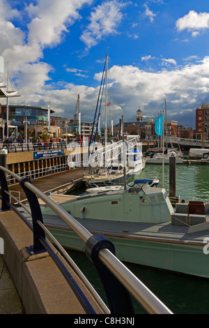 Gunwharf Quays de Portsmouth dockyard Hampshire England UK maintenant un centre commercial avec une marina adjacente Banque D'Images