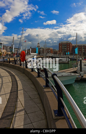 Gunwharf Quays de Portsmouth dockyard Hampshire England UK maintenant un centre commercial avec une marina adjacente Banque D'Images