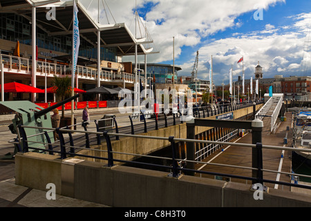 Gunwharf Quays de Portsmouth dockyard Hampshire England UK maintenant un centre commercial avec une marina adjacente Banque D'Images