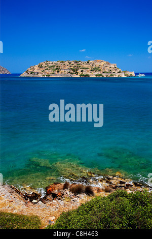 Vue sur l''île de Spinalonga la route près de Plaka village, la baie de Mirabello, préfecture de Lassithi, Crète, Grèce Banque D'Images