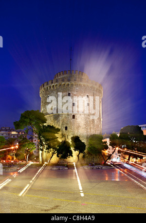 La Tour blanche, symbole de la ville de Thessalonique, de nuit ("effet de zoom avant). Macédoine Grèce Banque D'Images