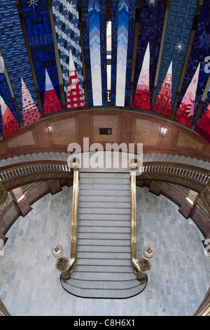 Escalier suspendu au-dessus des bannières dans la rotonde du capitole du Colorado à Denver Banque D'Images