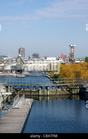 Canaux et écluses le long du Vieux Port de Montréal, en vue de la ville en arrière-plan Banque D'Images