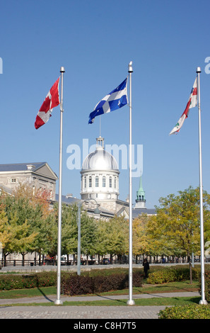 Drapeaux représentant le Canada, la province de Québec et la Ville de Montréal voler en face de la coupole du Marché Bonsecours Banque D'Images