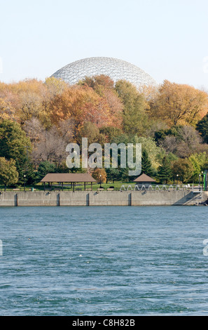 La Biosphère de Montréal visible à travers les couleurs de l'automne au Parc Jean Drapeau sur l'Île Sainte-Hélène à Montréal, Canada Banque D'Images