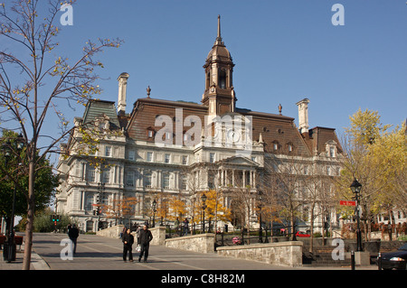 Les gens marchent à travers la Place Jacques Cartier avec l'Hôtel de Ville de Montréal en arrière-plan, le Canada Banque D'Images
