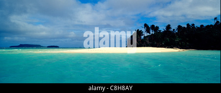 Une plage de sable blanc sur une île tropicale à distance. Banque D'Images