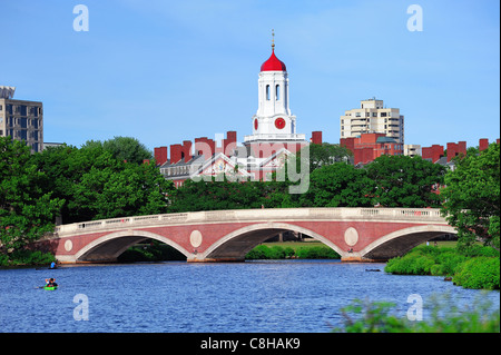 John W. Semaines Bridge et la tour de l'horloge sur Charles River dans l'Université de Harvard à Boston campus d'arbres, de bateaux et de ciel bleu. Banque D'Images