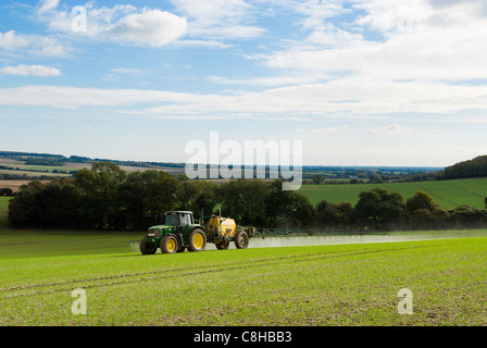 Pulvériser le blé d'hiver à la mi-octobre sur les South Downs dans West Sussex UK Banque D'Images