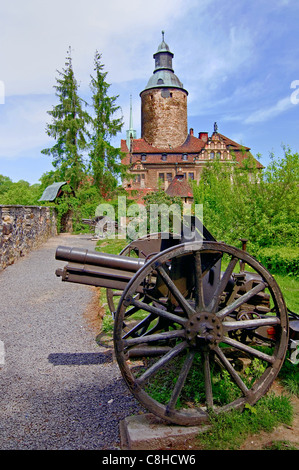 Château Czocha est situé dans la rivière Kwisa Lesna en Pologne Banque D'Images
