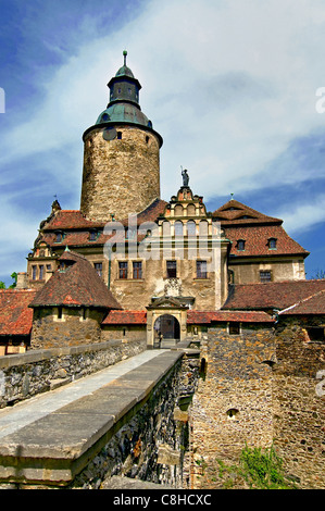 Château Czocha est situé dans la rivière Kwisa Lesna en Pologne Banque D'Images