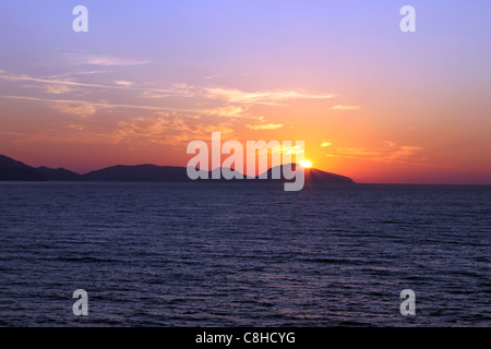 Lever du soleil au bord de mer pittoresque, Crimée, Koktebel Banque D'Images