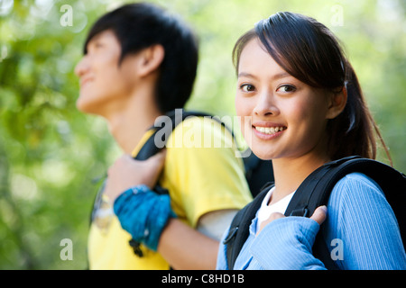 Jeune couple sur Randonnée Pédestre Banque D'Images