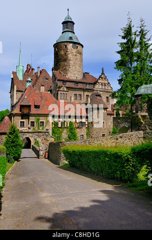 Château Czocha est situé dans la rivière Kwisa Lesna en Pologne Banque D'Images