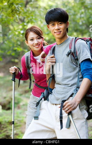 Jeune couple sur Randonnée Pédestre Banque D'Images