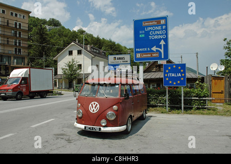 1964 Volkswagen camper van écran partagé. Banque D'Images