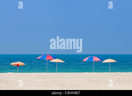 Parasols de plage de Jumeirah, la Fédération de Beach, Dubai, Émirats arabes unis, ÉMIRATS ARABES UNIS Banque D'Images