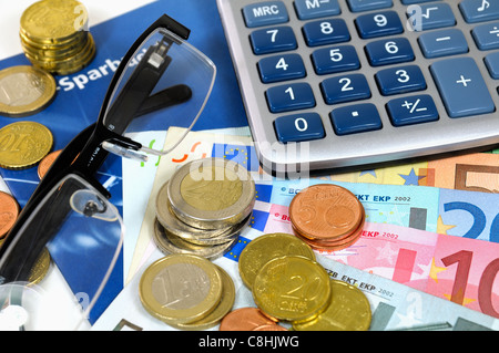 Calculatrice, lunettes, livret de banque et de l'argent Euro Banque D'Images