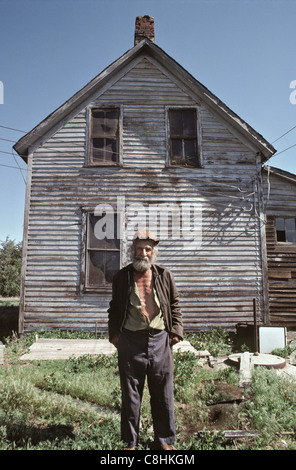 Emery Blagdon artiste qui construit des tableaux et des sculptures dans sa grange qu'il croyait qualités de guérison. Banque D'Images